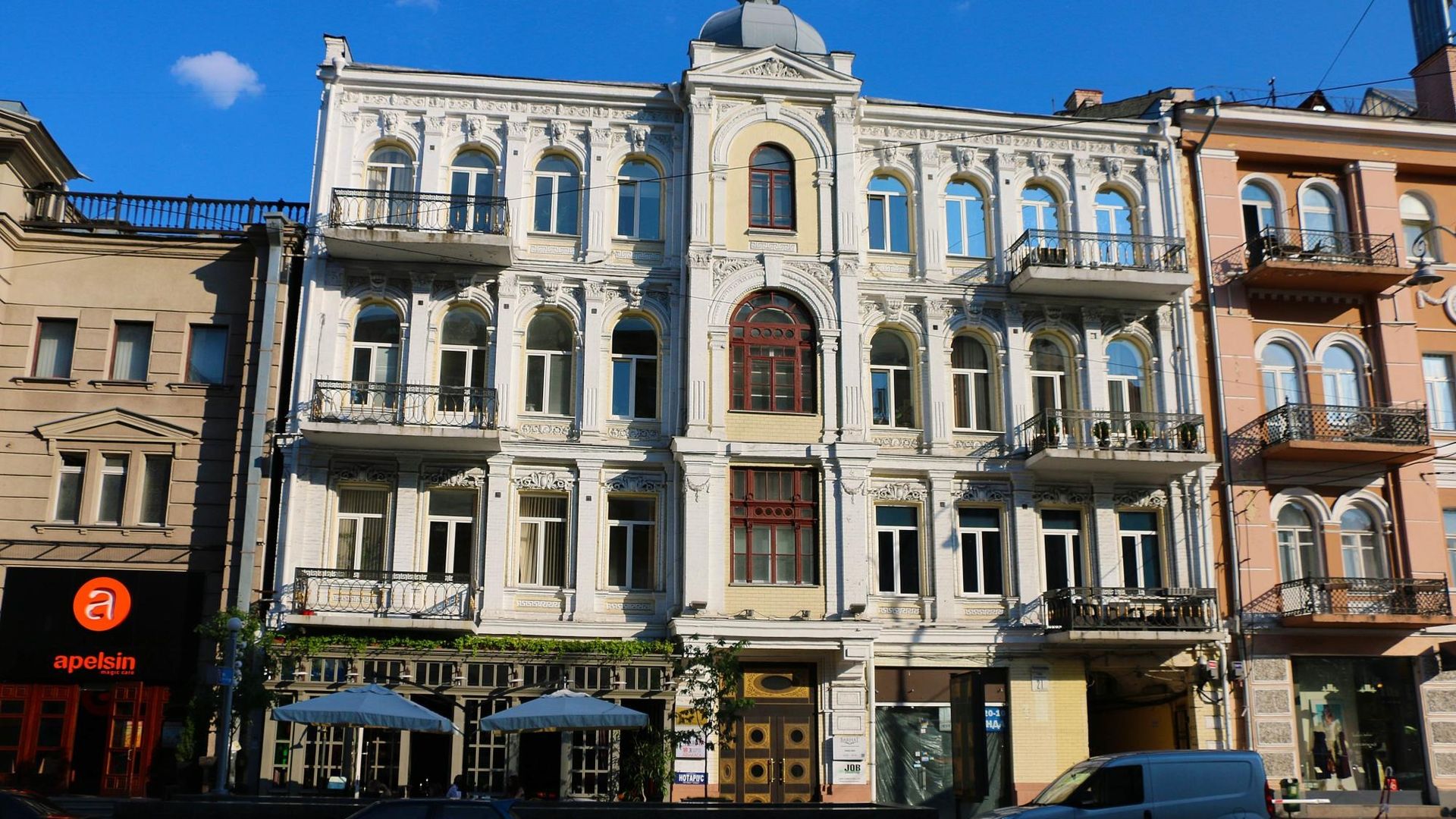 Чотириповерховий прибутковий будинок у стилі історизму на вулиці Великій Васильківській, 21 у Києві з декоративним фасадом, арочними вікнами та балконами