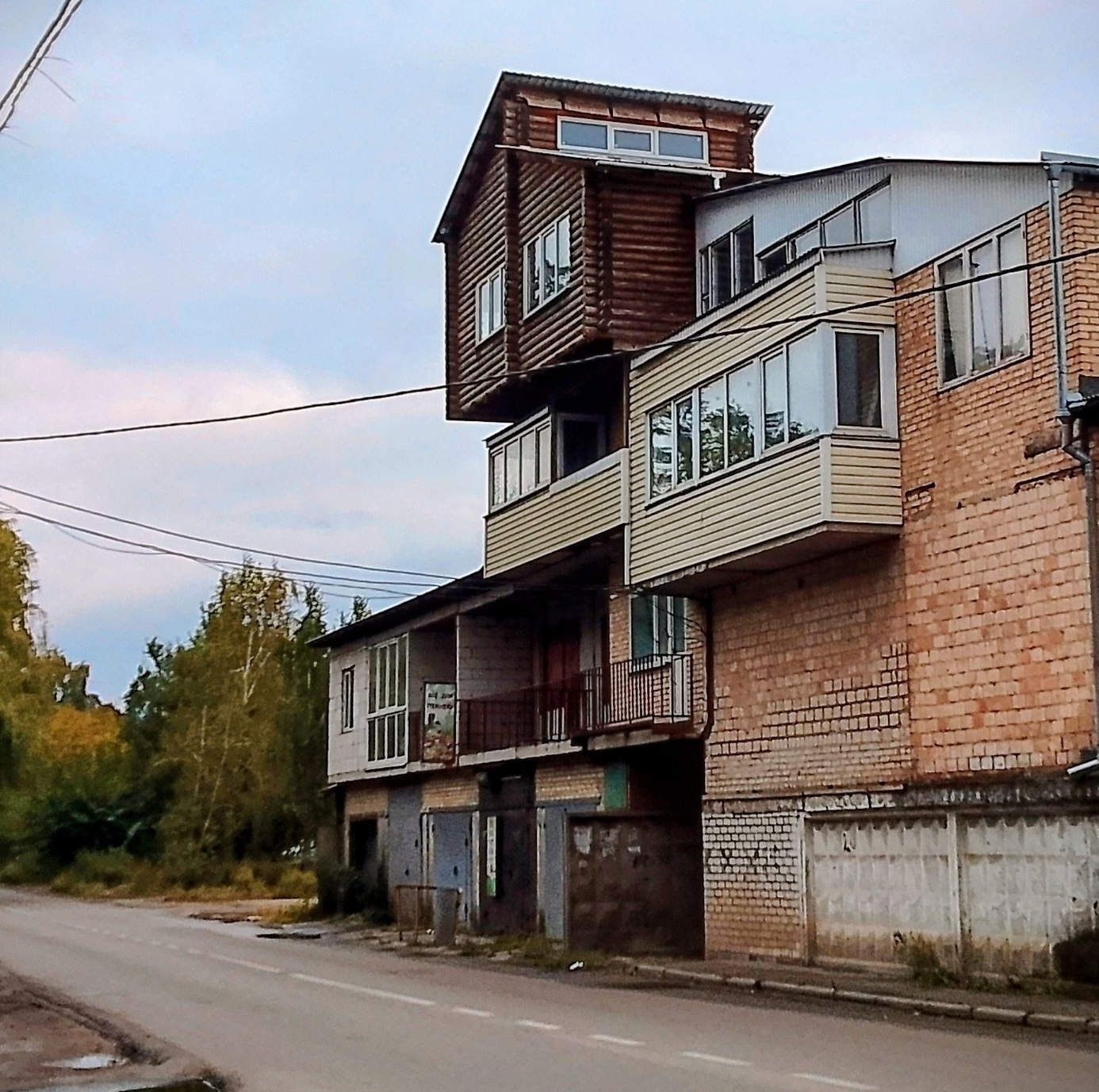 Будинок із добудованими балконами, над якими саморобно зведено дерев’яний поверх