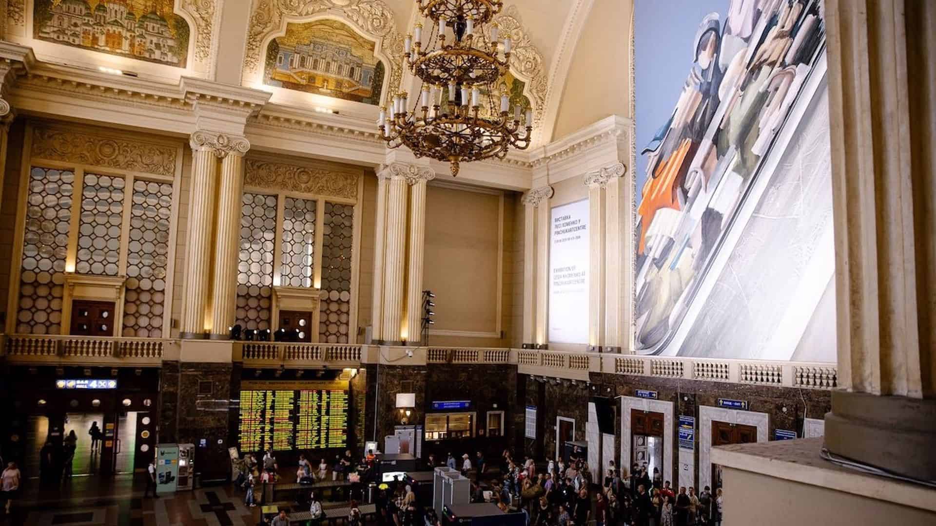 Розкішний інтер'єр залізничного вокзалу з високими стелями, люстрами та колонами