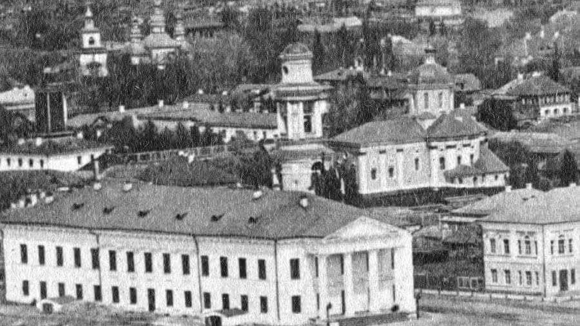 Архівне чорно-біле фото міської забудови з церквами та будівлями