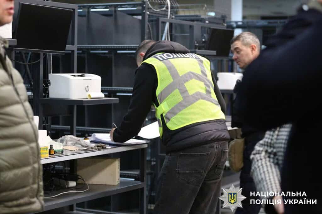 Слідчий заповнює документи на сортувальному центрі