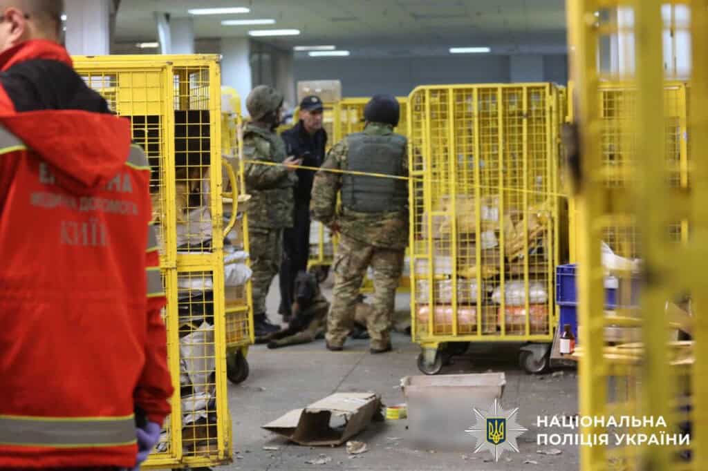 Військові серед жовтих контейнерів на поштовому складі