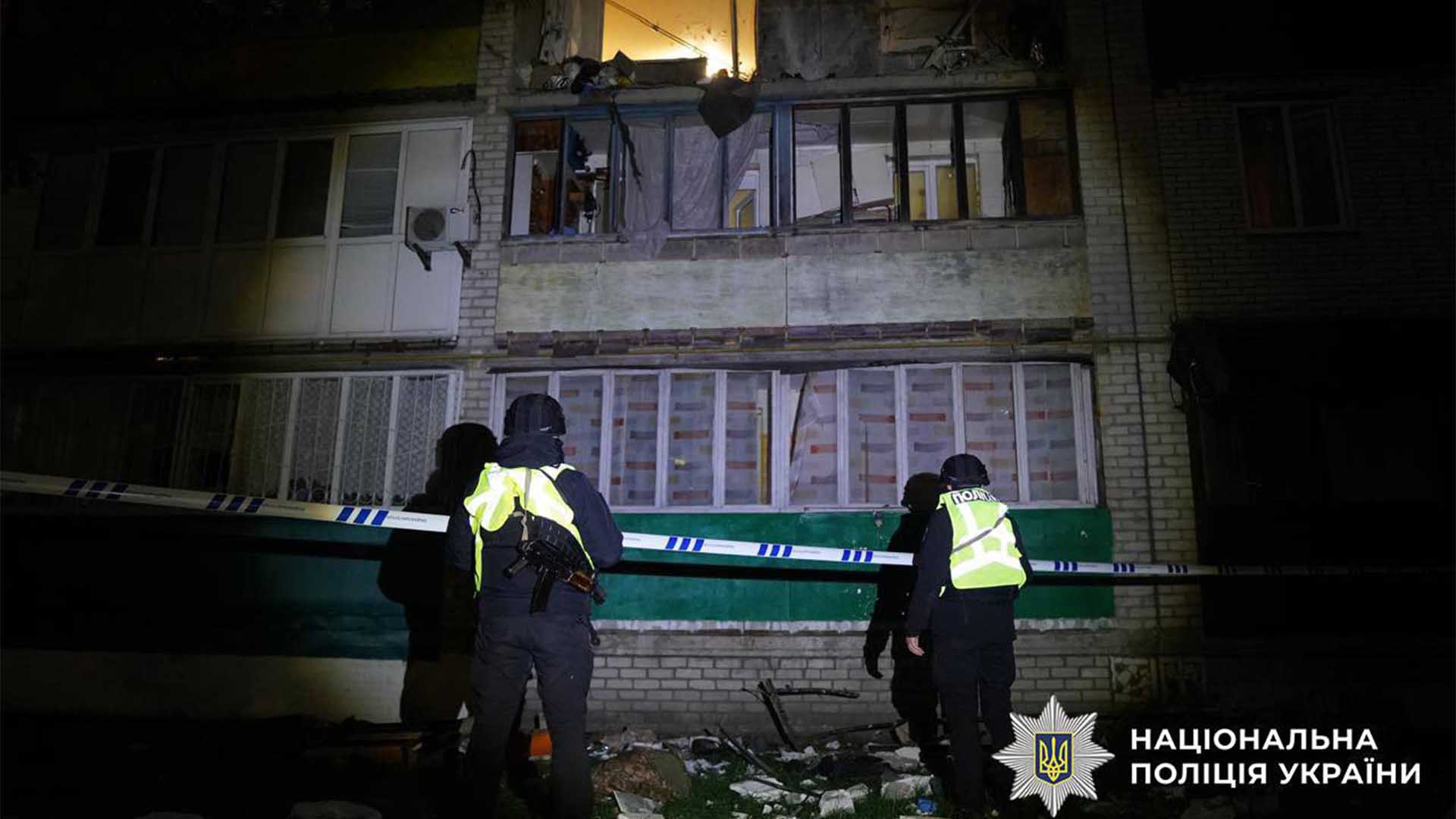Поліцейські біля житлового будинку, в якому вибухом вибито вікно на третьому поверсі