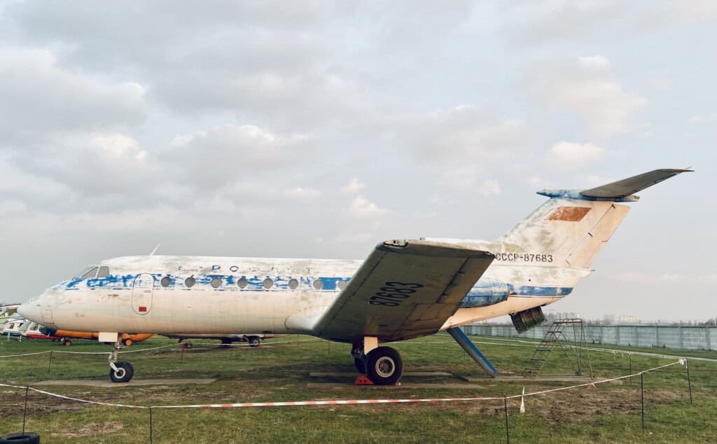 У музеї авіації завершили перший етап реставрації найстарішого в Україні Як-40 (фото) Старий літак радянського виробництва на траві