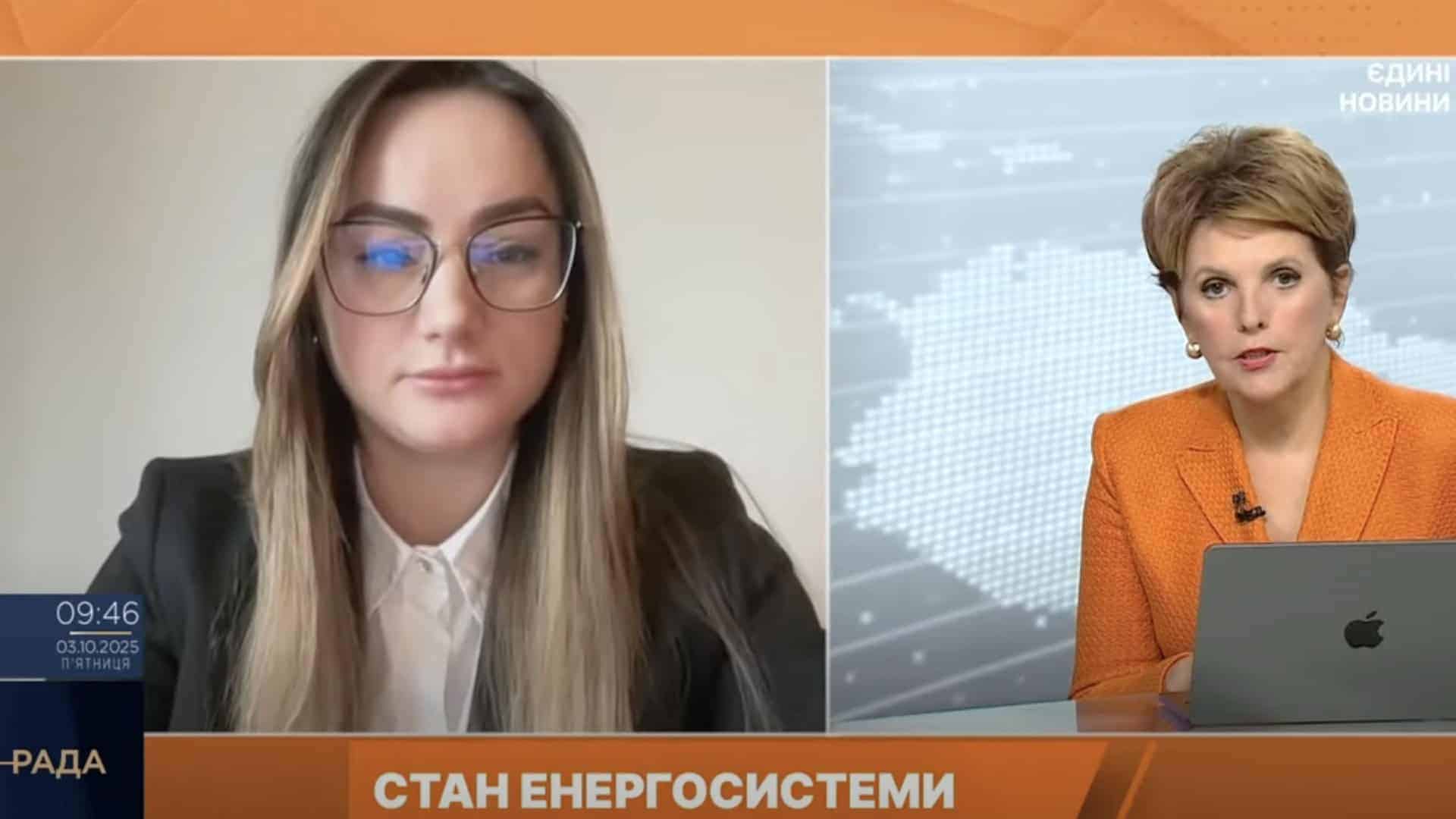 Дві жінки на фото, одна з них телеведуча, яка бере інтервʼю у іншої жінки, розмовляють про стан енергетики