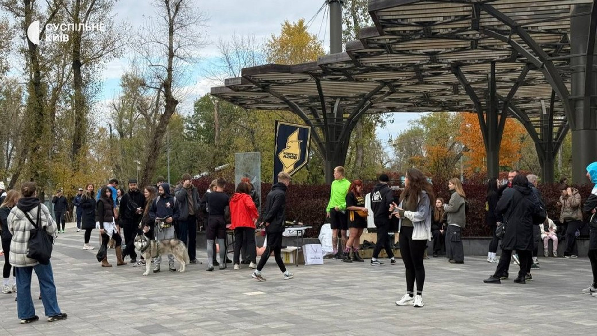 Люди збираються на Трухановому острові для участі в забігу