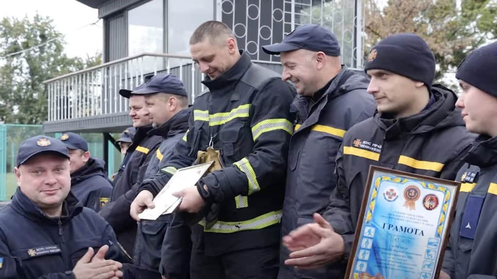 Київ: 28 пожежних команд змагались за першість Команда рятувальників отримала грамоту за перше місце у змаганнях команд ДСНС