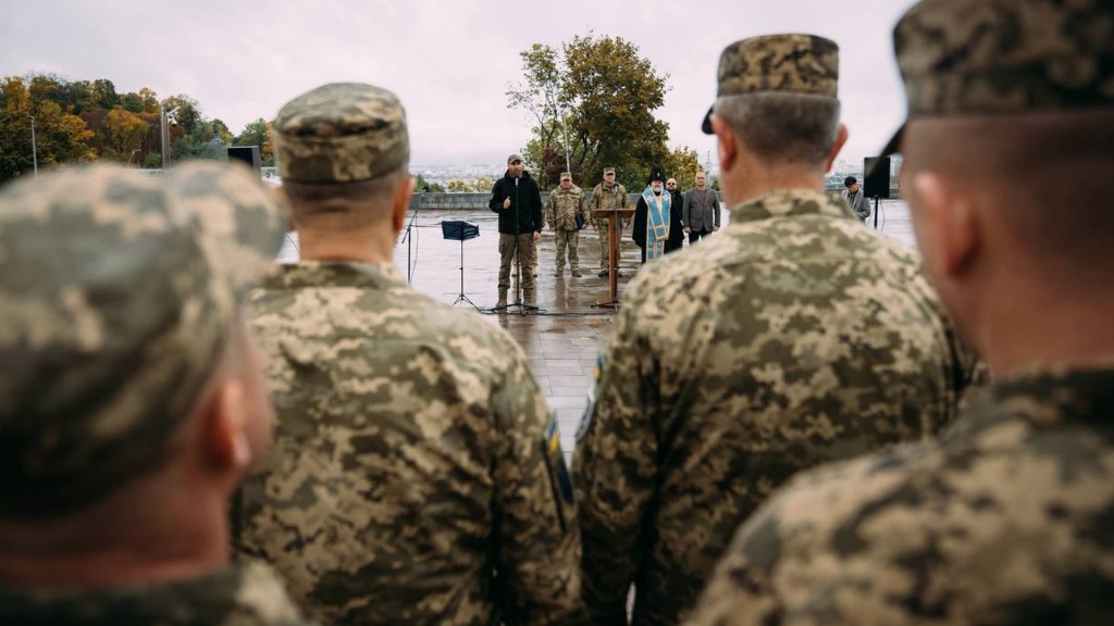 Військові на плацу стоять і слухають виступ з приводу Дня військових логістики