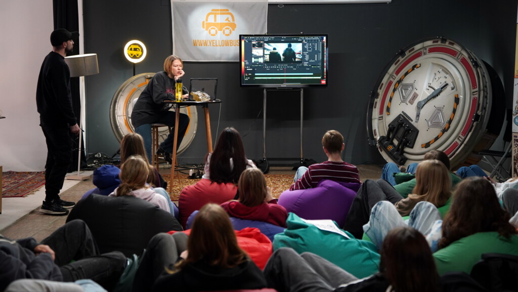 Під час вишколу молоді в Майстерні для підлітків «Жовтий Автобус 2025: ПОРУЧ»