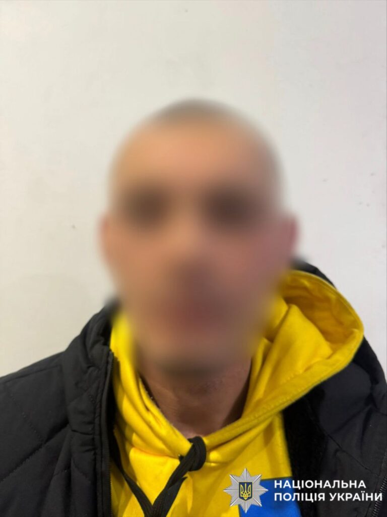 Чоловік із заблюреним обличчям