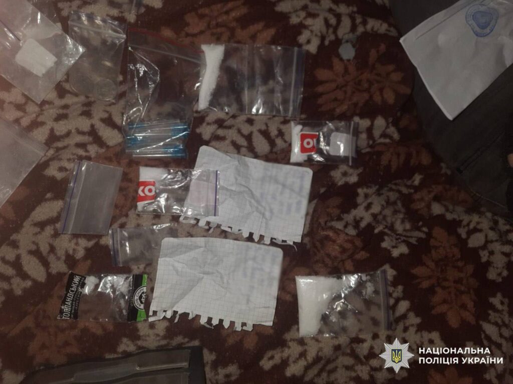 Жінка збувала наркотики у Києві просто з вікна — поліція показала схему Речові докази