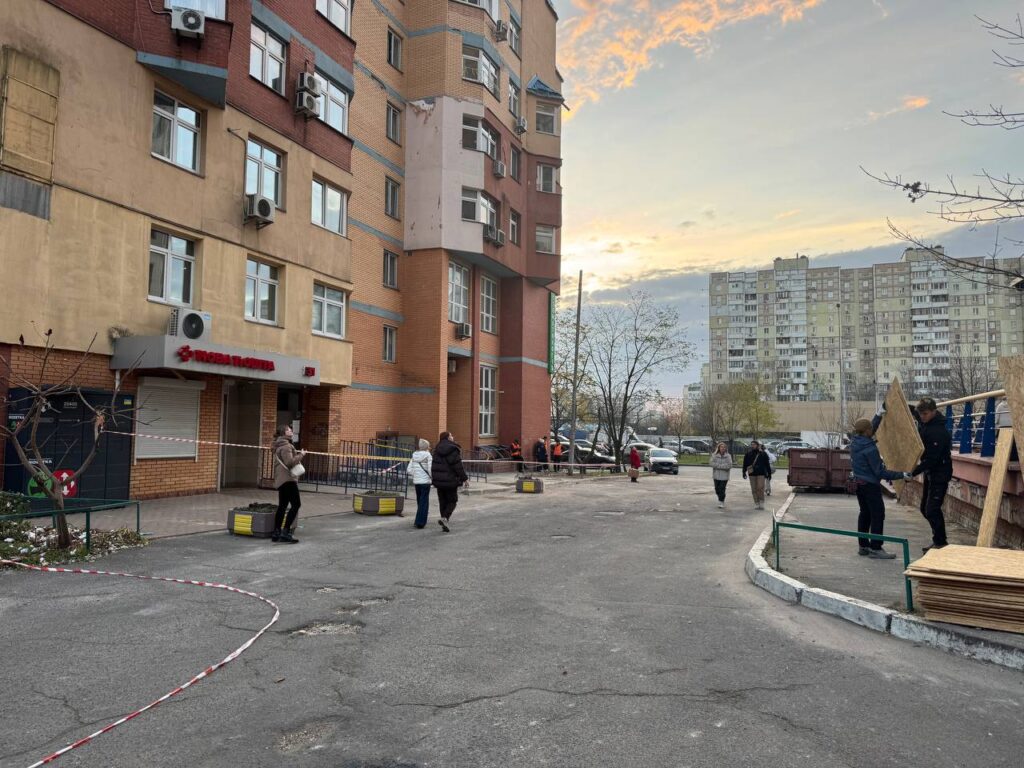 Святошин: після атаки РФ закрили 173 вікна і вивезли 40 кубів уламків Баготоповерхівка, люди прибирають наслідки атаки