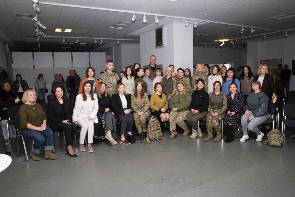 Кличко анонсував безплатний медичний чекап для жінок-ветеранок Віталій Кличко в оточенні жінок ветеранів