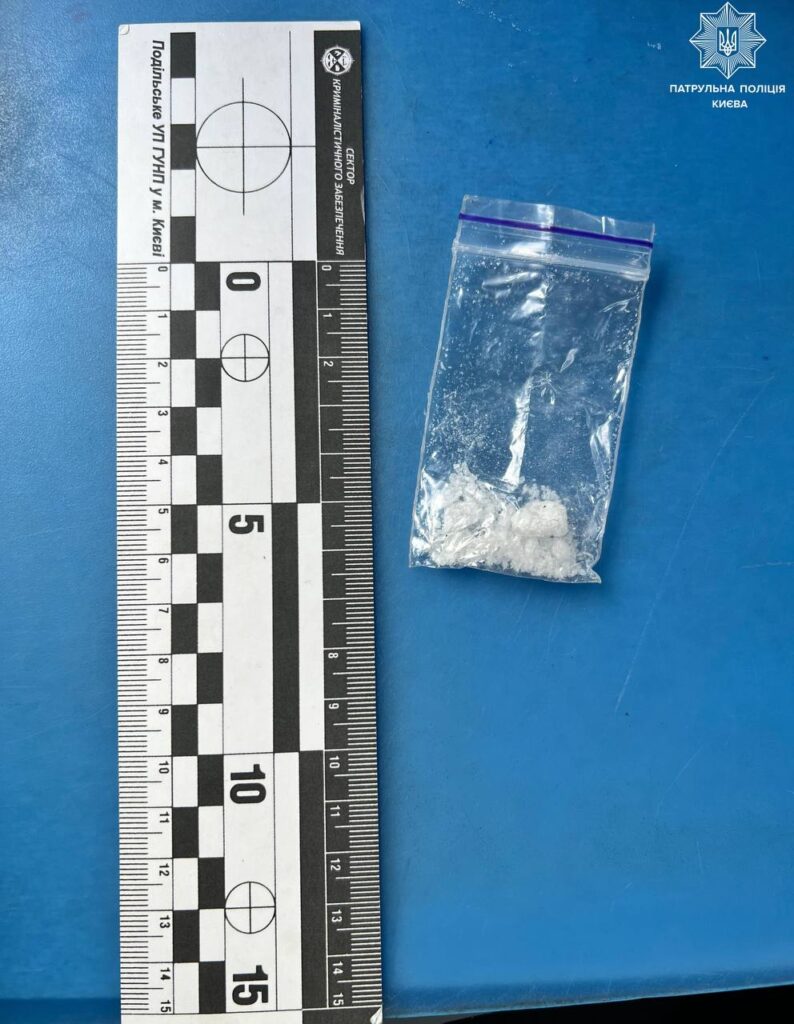 На Подолі та Оболоні затримали двох киян із наркотиками На синьому фоні лінійка і пакетик з білою речовиною
