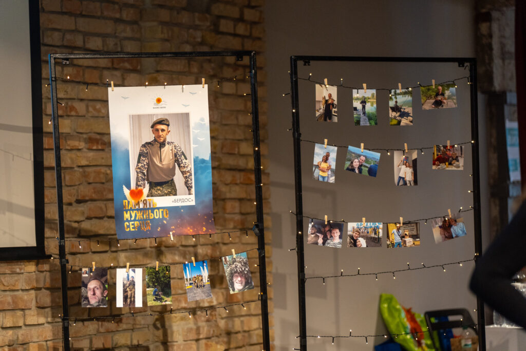 Фонд «Маємо жити» обʼєднав 26 міст України вечорами памʼяті загиблих захисників Стенди з портретом військового та його особистими фотографіями