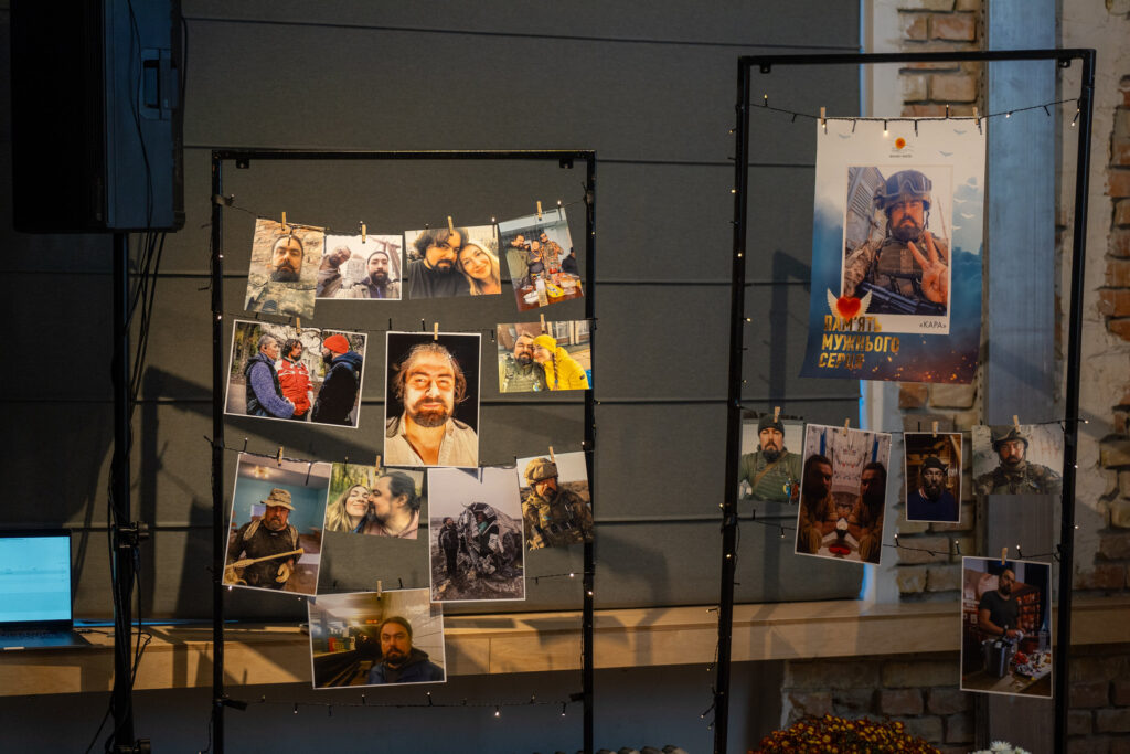 Фонд «Маємо жити» обʼєднав 26 міст України вечорами памʼяті загиблих захисників Виставка фотографій на чорних стендах, присвячена пам'яті героя у військовій формі