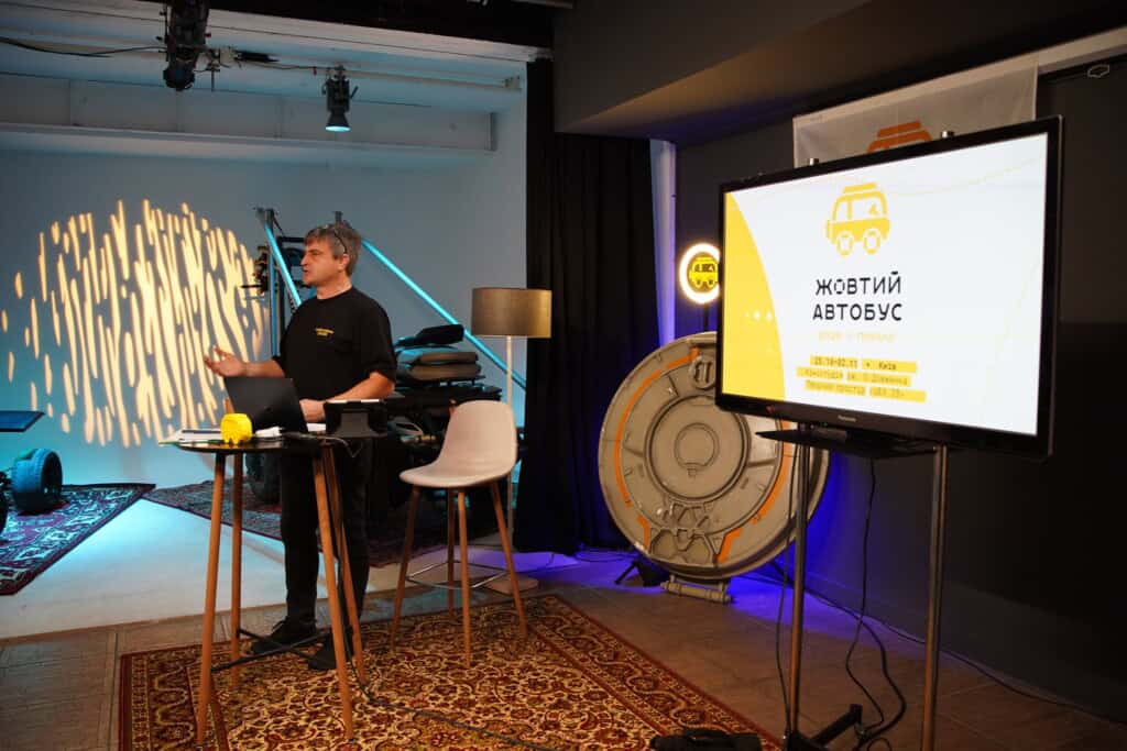 Один із лекторів у Майстерні для підлітків «Жовтий Автобус 2025: ПОРУЧ»