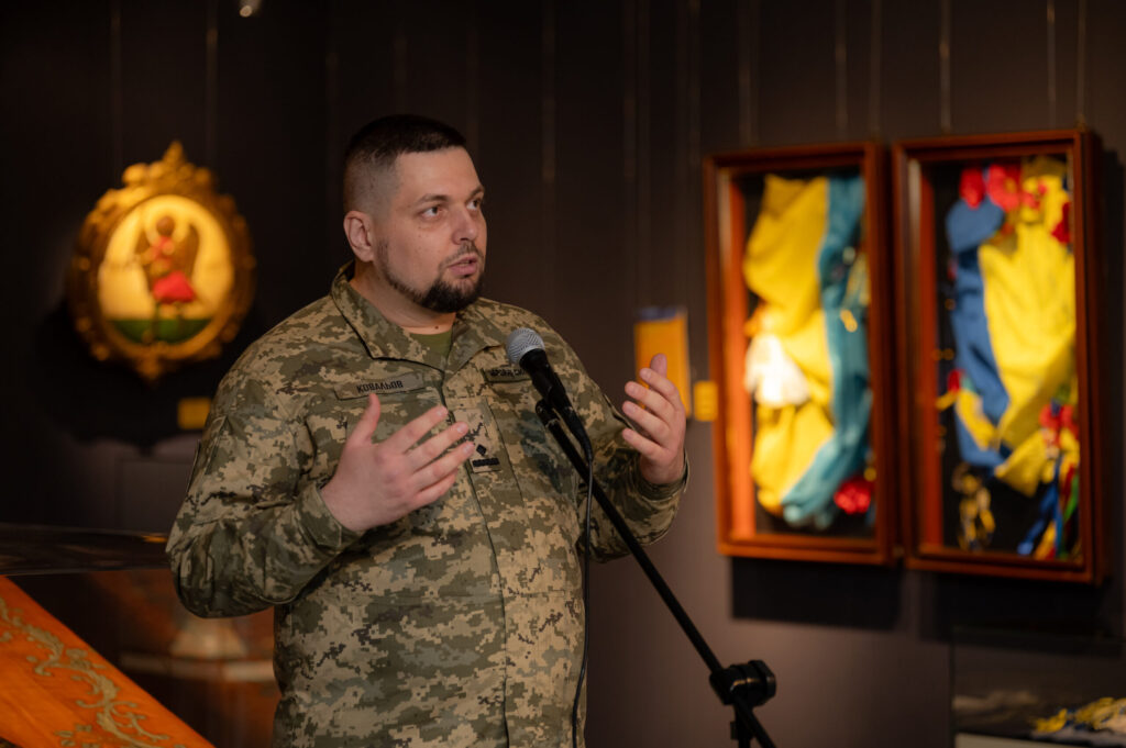 «Київський оберіг»: нова виставка про силу сакральних символів Чоловік у військовій формі з мікрофоном