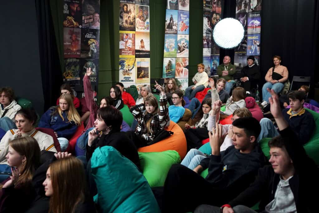 Молоді українці в Майстерні для підлітків «Жовтий Автобус 2025: ПОРУЧ»