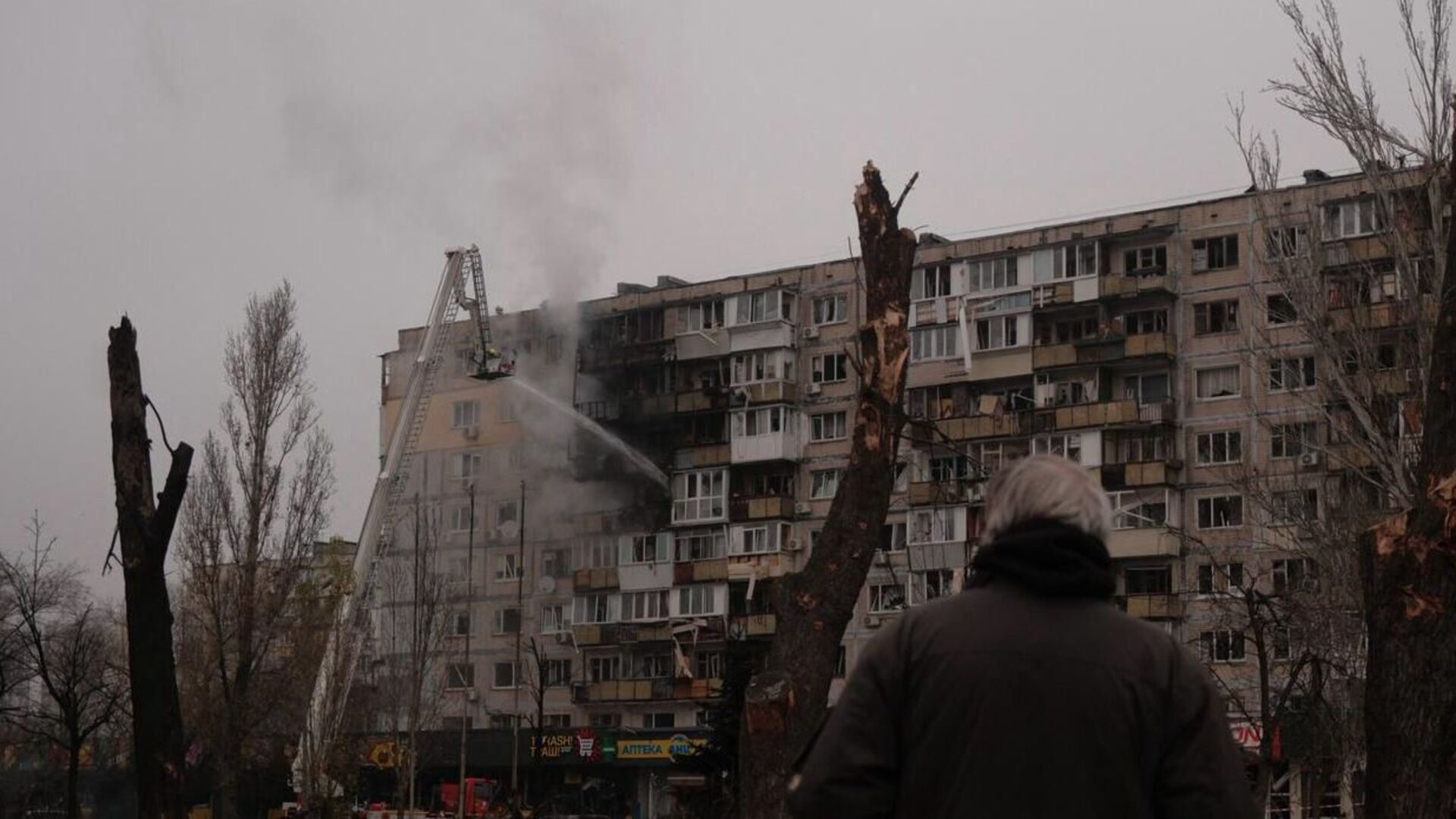 Рятувальники гасять пожежу в будинку після російського удару