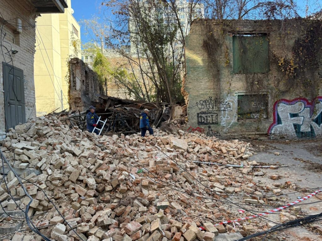 Садибу на Гончара розбирають комунальники: Київ втрачає пам'ятки через байдужість влади