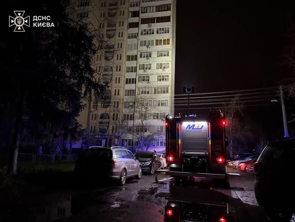 Пожежа на Оболоні: людину врятували з палаючої висотки
