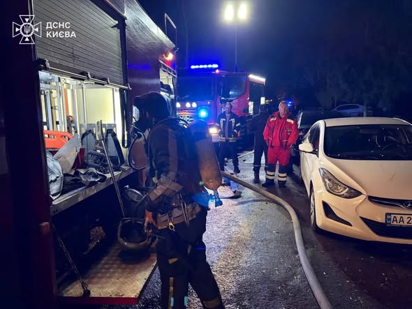 Пожежа на Оболоні: людину врятували з палаючої висотки