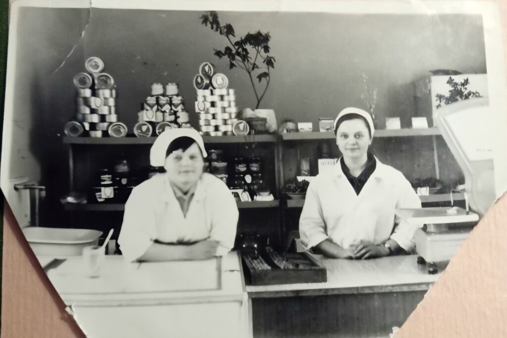 Вдова першої жертви Чорнобиля загинула від обстрілу Києва Дві жінки в білих халатах за столом