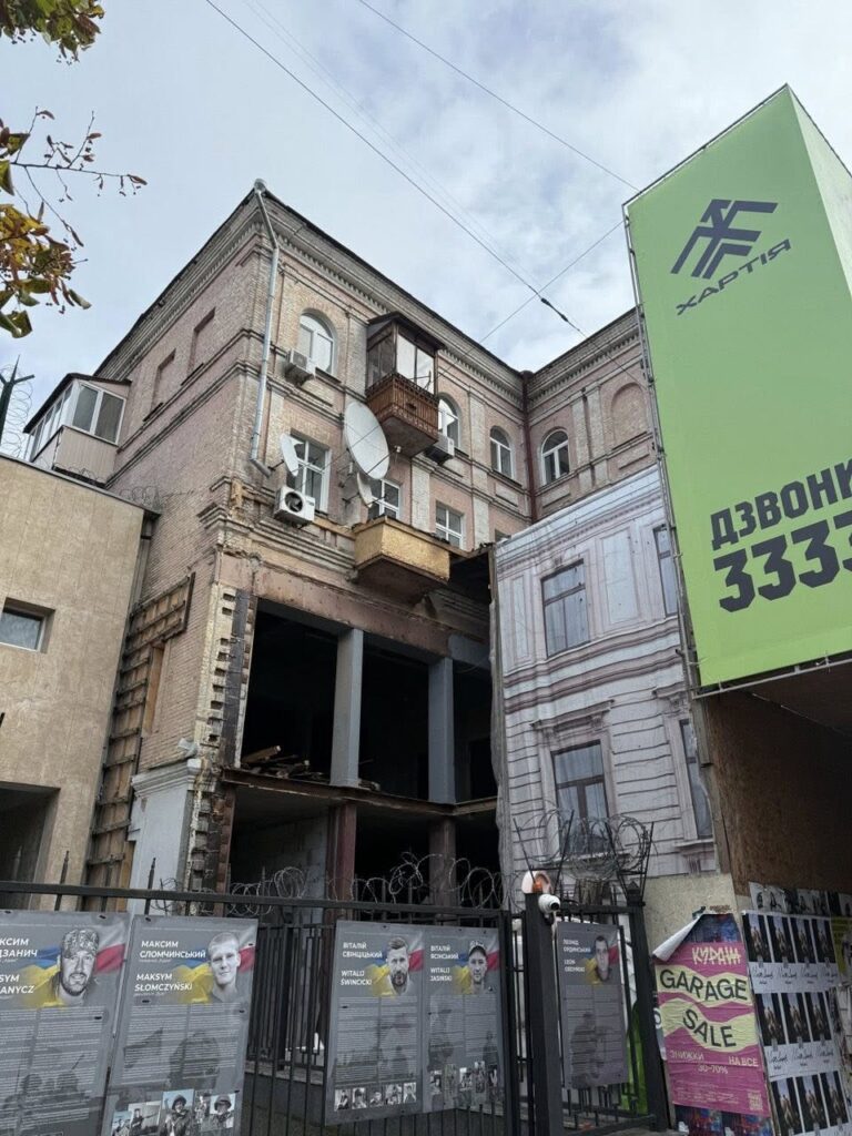 Ярославів Вал: руйнували будинок 1877 року — знайшли мури Русі Будинок архітектора Шілле на вулиці Ярославів Вал, 10 у К;иєві, де проводять незаконні будівельні роботи