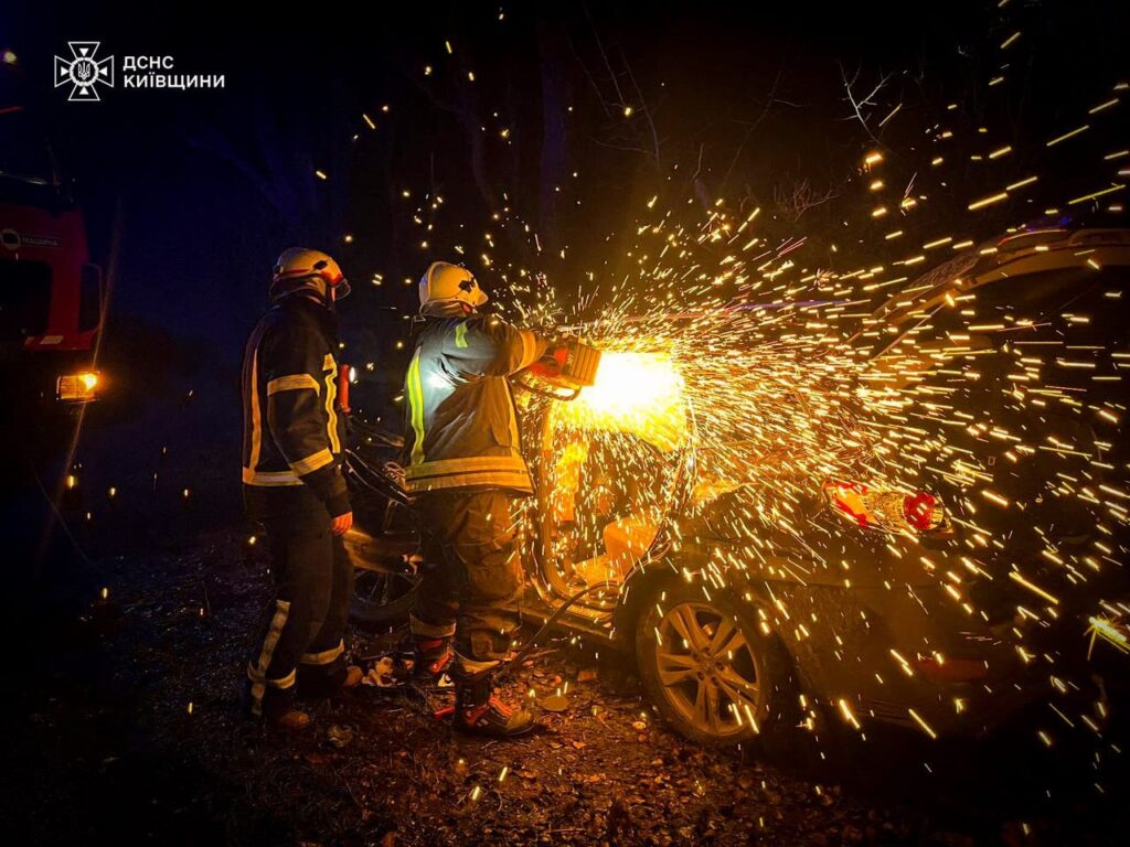 Рятувальники ріжуть метал, намагаючись дістати із автомобіля людину