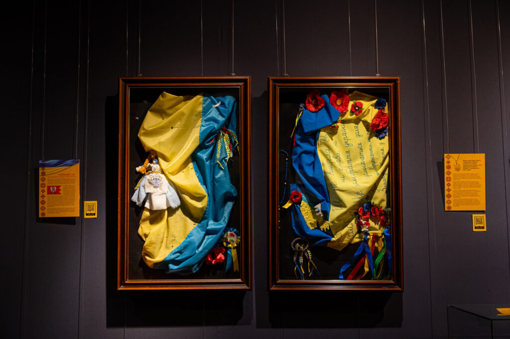 «Київський оберіг»: нова виставка про силу сакральних символів Дві картини з прапором України