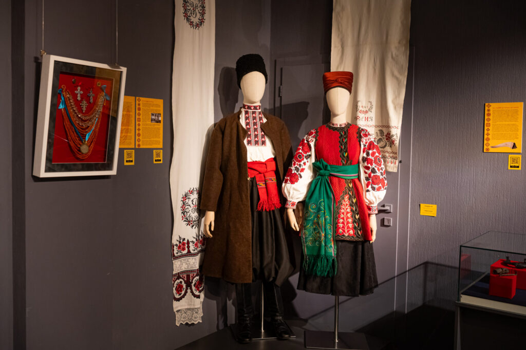 «Київський оберіг»: нова виставка про силу сакральних символів Музейні експонати українського народного вбрання