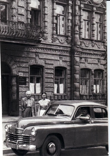 Алла Горська: художниця, яка «народилася в Києві вдруге» та не злякалася КДБ Алла Горська з батьком стоять біля свого будинку на Терещенківській (у ті часи Рєпіна), 25