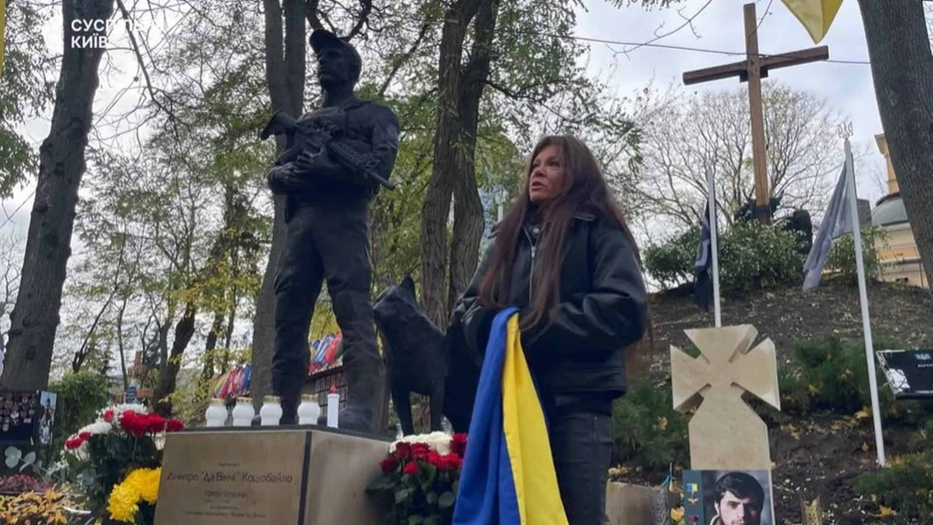 Співачка Руслана стоїть на Аскольдовій горі біля могили бійця із позивним Да Вінчі