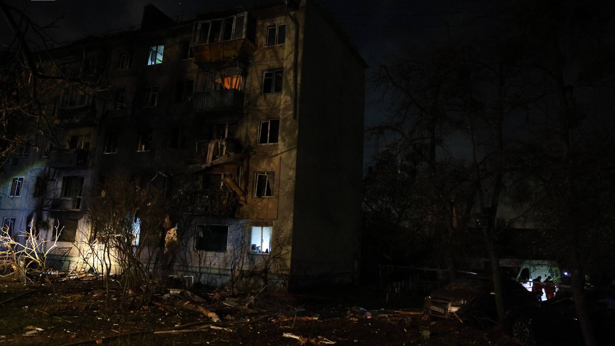 Будинок у Києві, пошкоджений унаслідок російської атаки у ніч на 14 листопада 2025 року