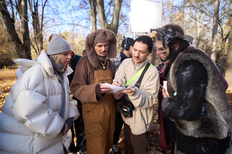 Мюзикл до Різдва: Василь Байдак у Києві знімає «Сірка» без радянщини Режисер мюзиклу «Жив пес Сірко» Василь Байдак на зйомках разом з Олексієм Завгороднім, який грає Пса, та іншими учасниками знімальної групи