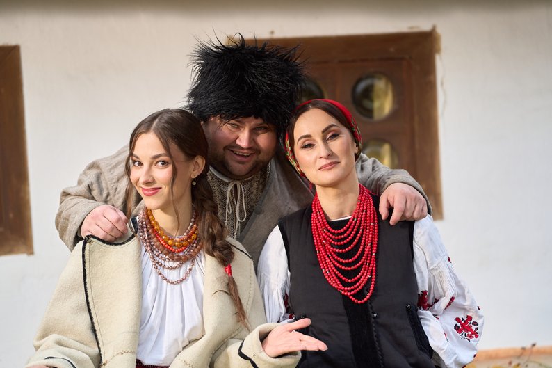 Мюзикл до Різдва: Василь Байдак у Києві знімає «Сірка» без радянщини Даша Кубік, Олег Свищ та Катерина Павленко грають родину у мюзиклі «Жив пес Сірко»