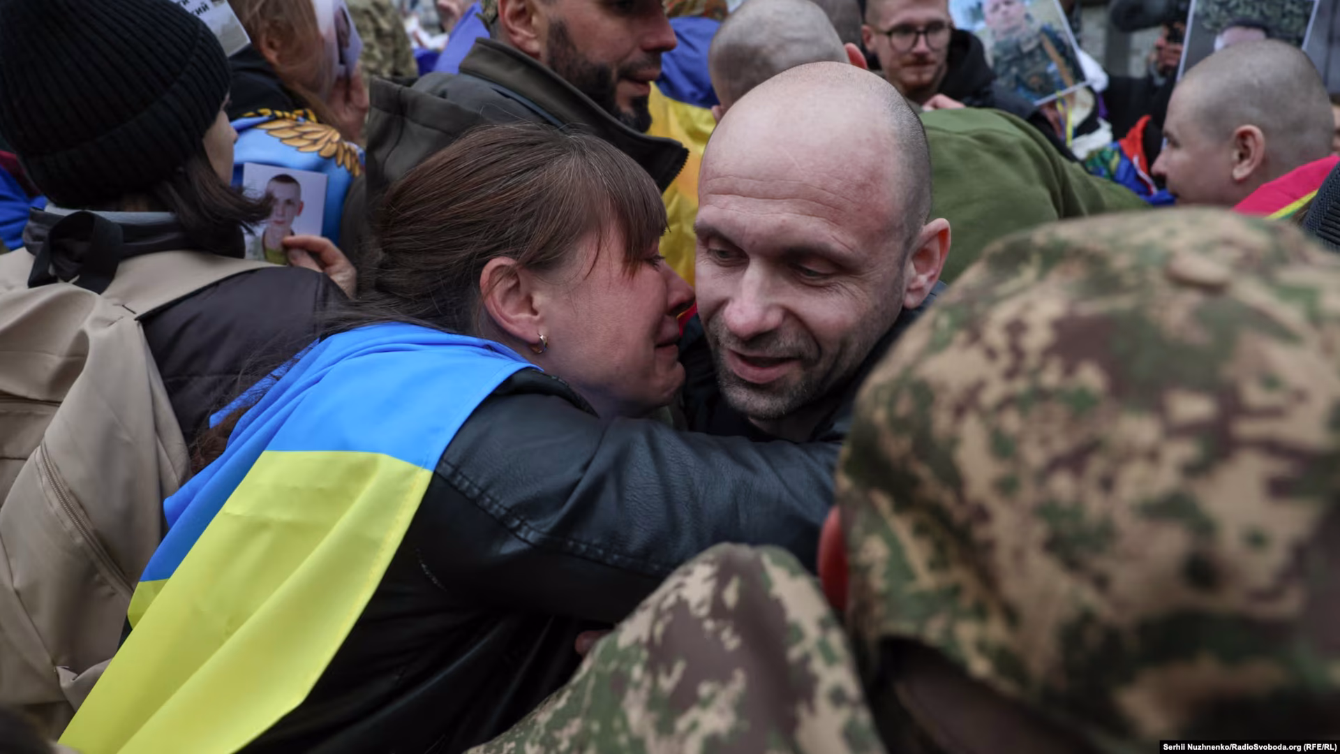 Звільнений полонений з російського полону обіймається зі своїми рідними