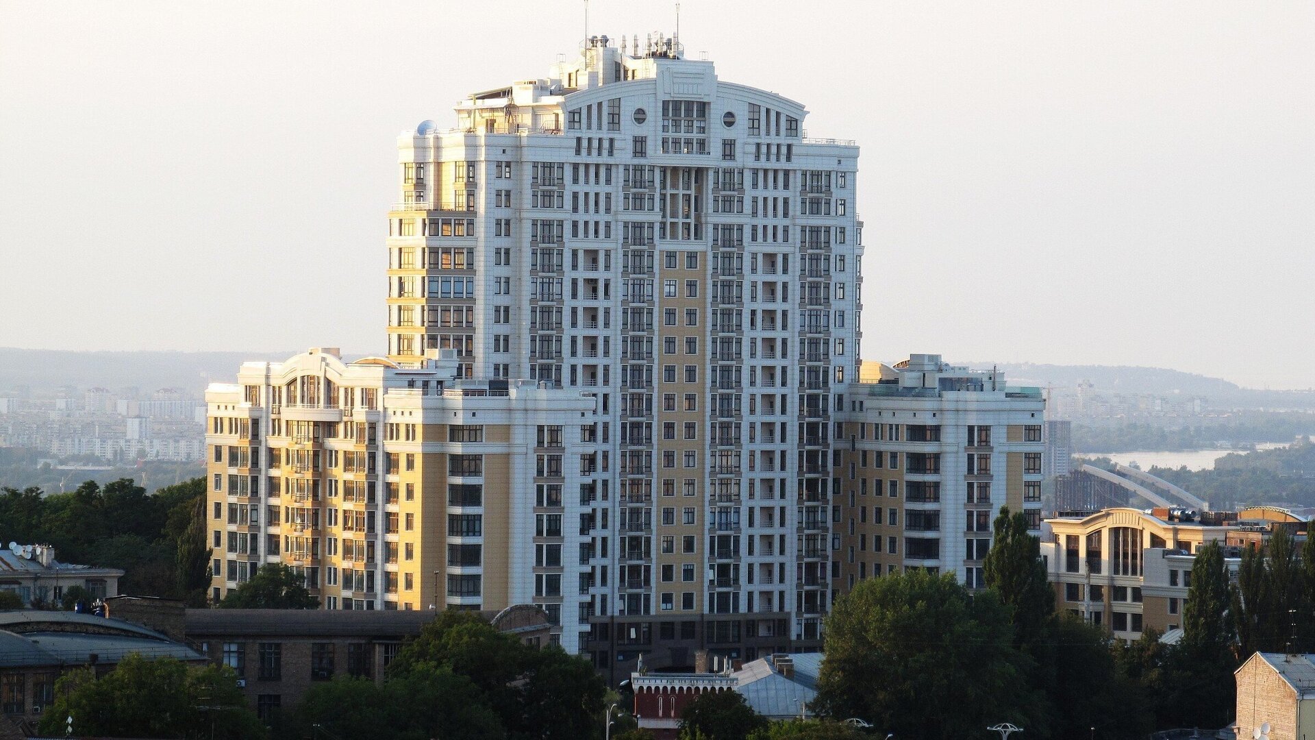 Бійка на сцені: презентація Бахматова перетворилась на скандал із КМДА Багатоповерховий будинок на Грушевського, 9а