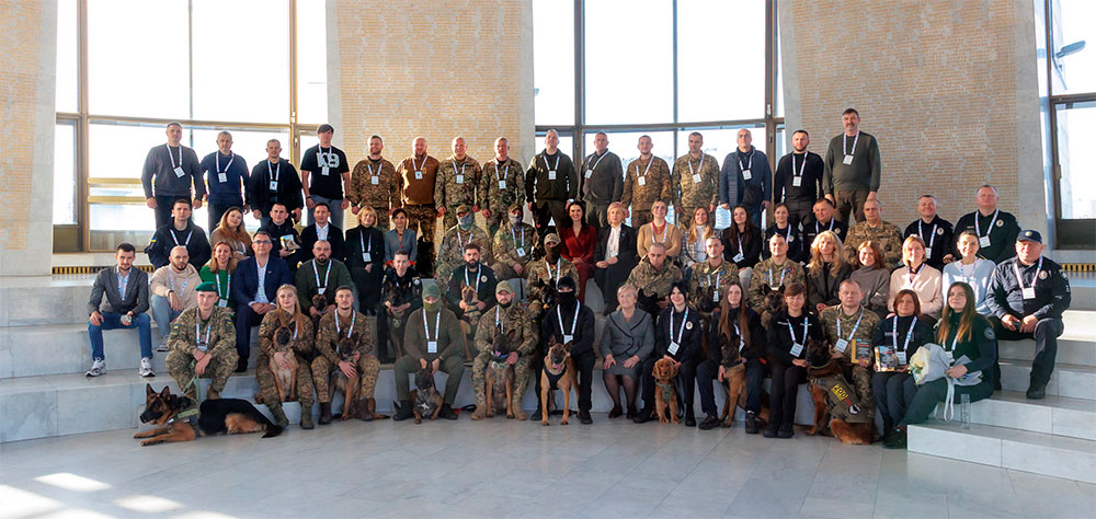 «Чотирилапі захисники»: у Києві нагородили 27 службових собак Службові собаки зі своїми кінологами, нагороджені на церемонії «Чотирилапі захисники»