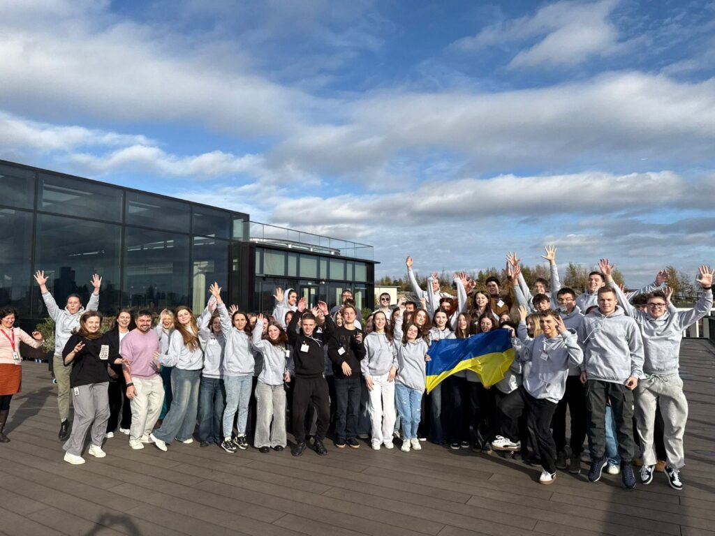 Діти з Київщини з українським прапором на екскурсії у Великій Британії