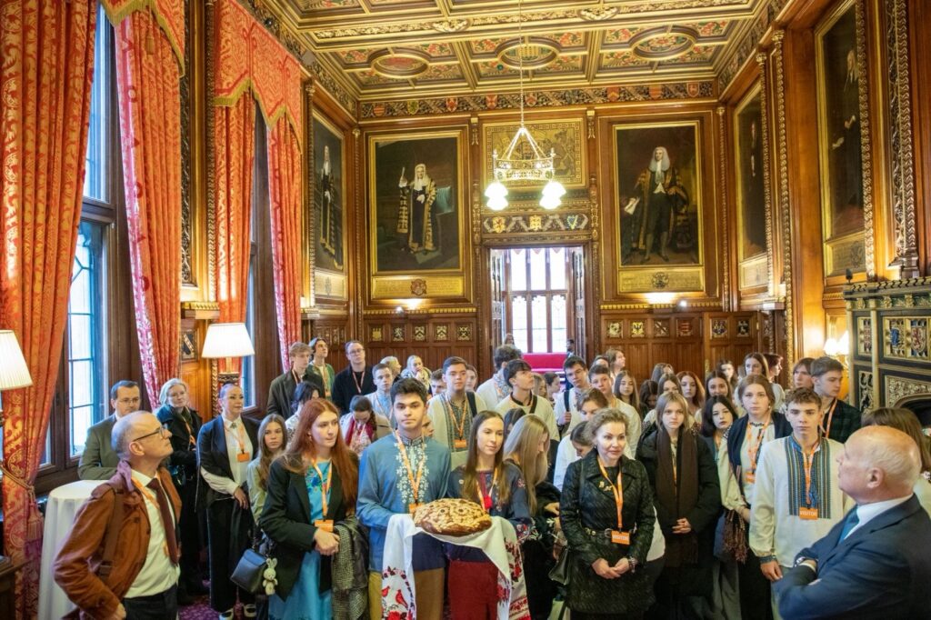 Діти з Київщини з короваєм на екскурсії у Великій Британії