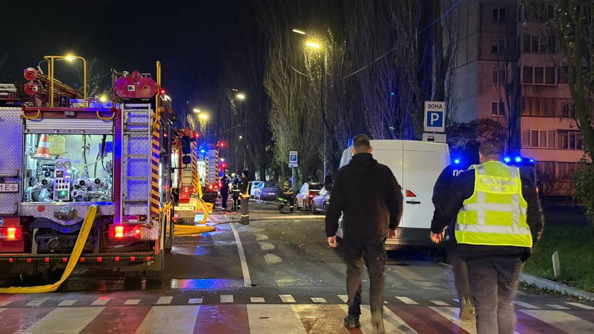 Поліцейські і пожежні перекрили вулицю в Києві через атаку РФ