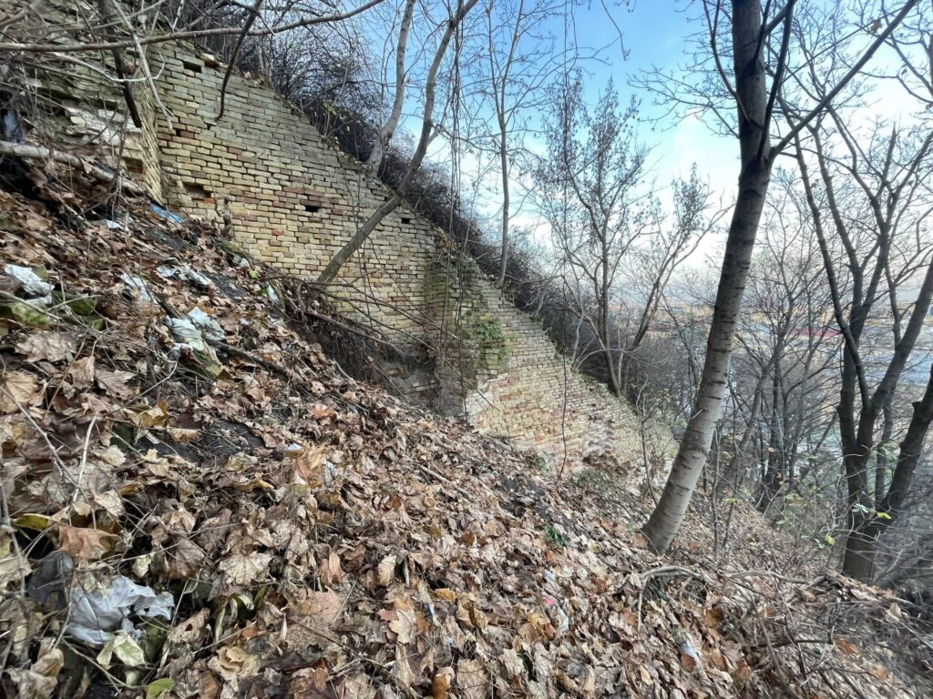 Поділ: на Замковій горі раптово знайшли мур Флорівського монастиря Поділ: на Замковій горі раптово знайшли мур Флорівського монастиря