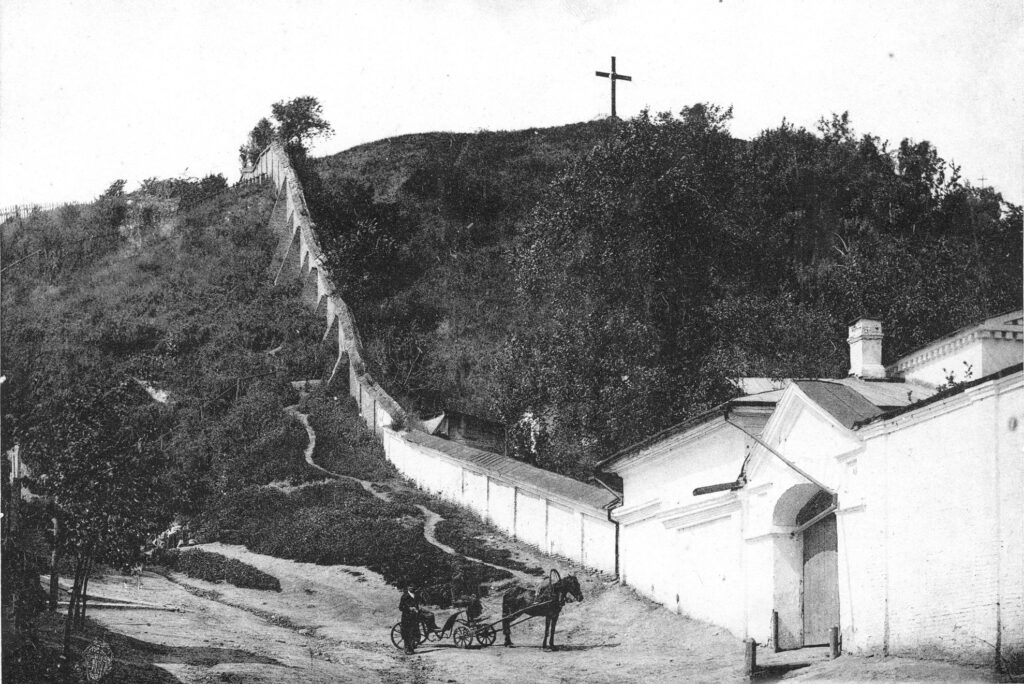 Поділ: на Замковій горі раптово знайшли мур Флорівського монастиря Поділ: на Замковій горі раптово знайшли мур Флорівського монастиря