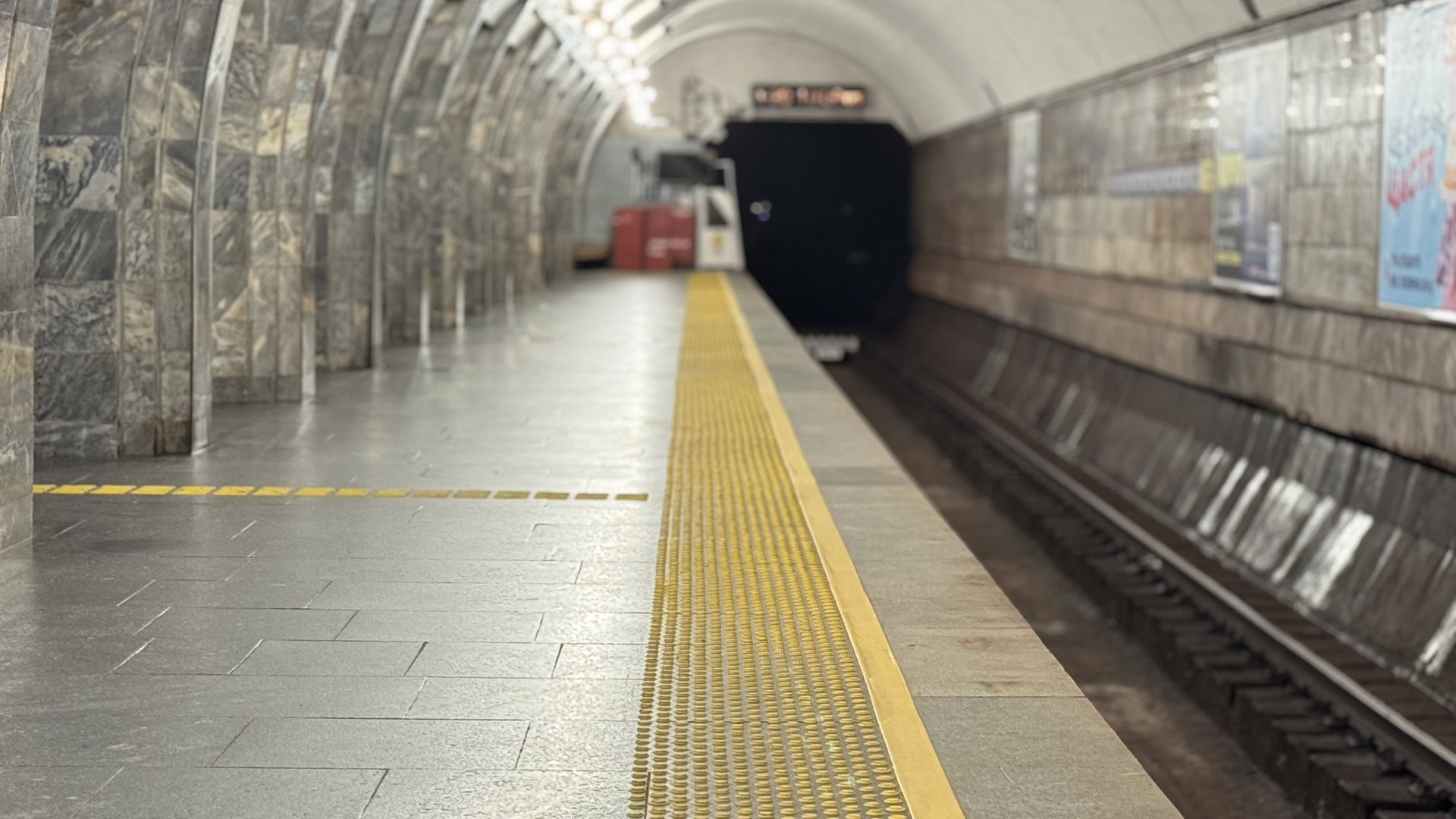 Станція метро в київській підземці, на платформі встановили жовті тактильні смуги