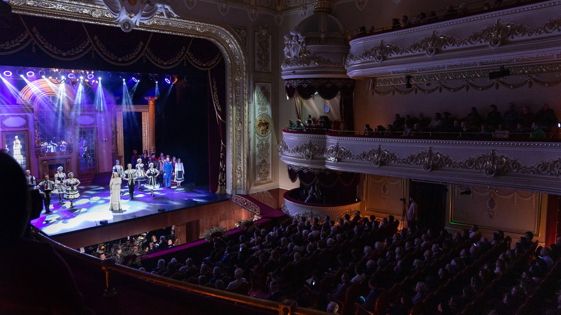 Зал Київської опери, на сцені відбувається вистава