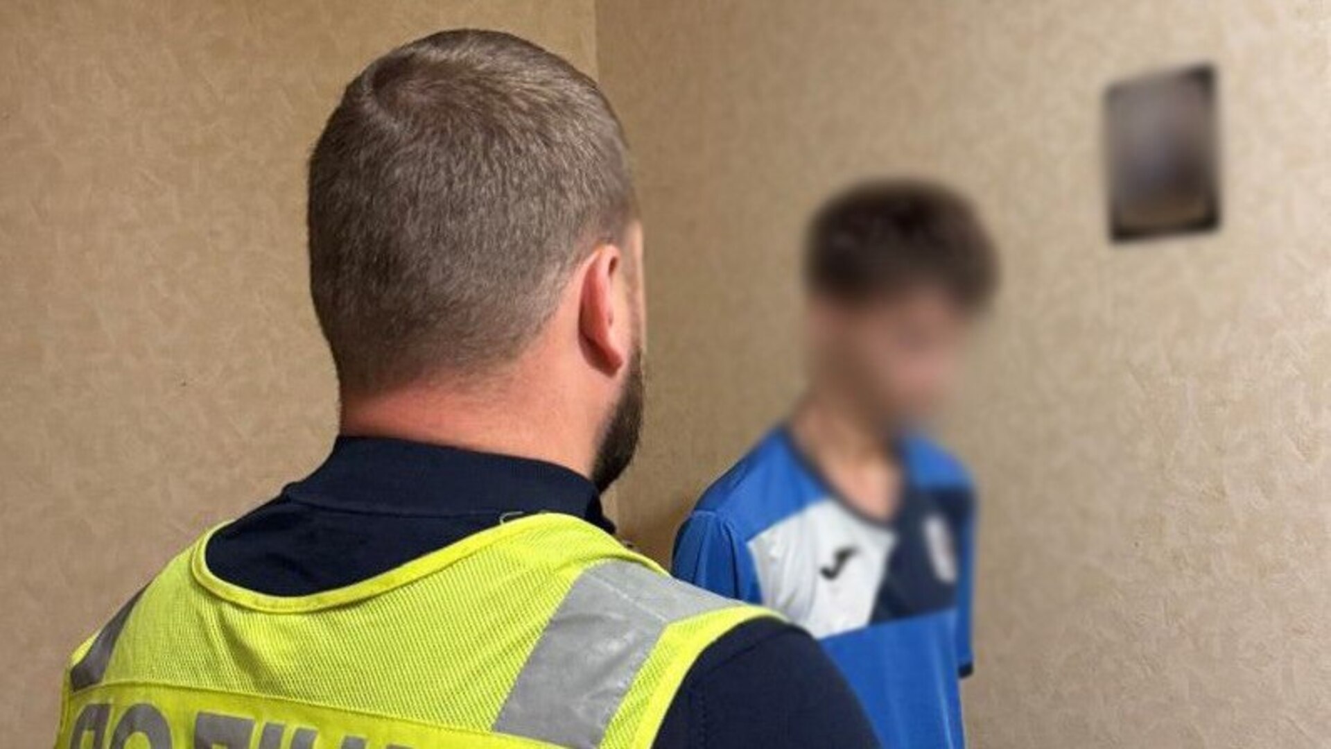 На фото поліцейський та один з підозрюваних у шахрайстві
