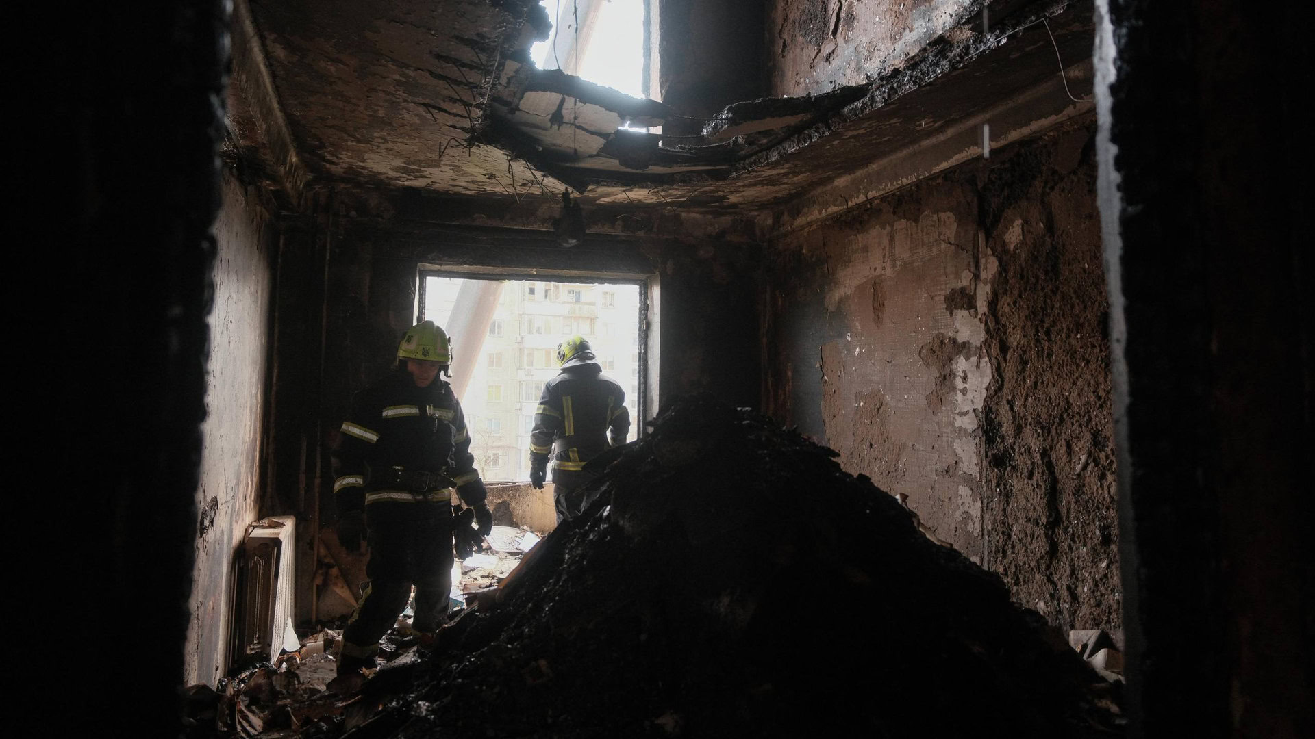 Рятувальники стоять на розвалинах квартири в Києві
