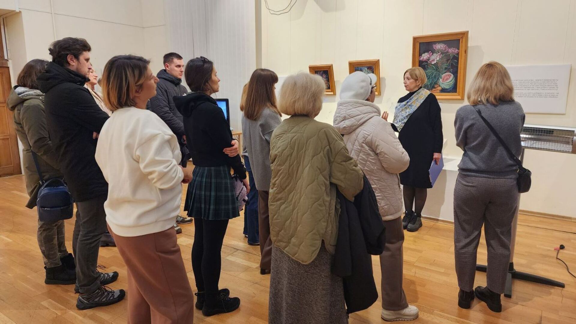 Люди відвідують відкриття виставки робіт Катерини Білокур